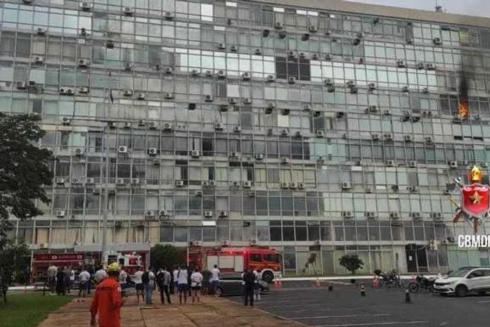 Incêndio atinge sexto andar do prédio do Ministério da Marinha