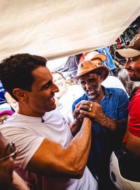 “Venderam a água e entregam o pior saneamento do Brasil”, afirma JHC durante romaria em Dois Riachos