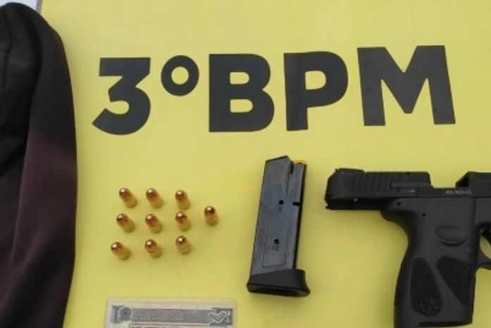 Ao ser flagrado com som alto bebendo em posto, polícia prende homem com arma e munições