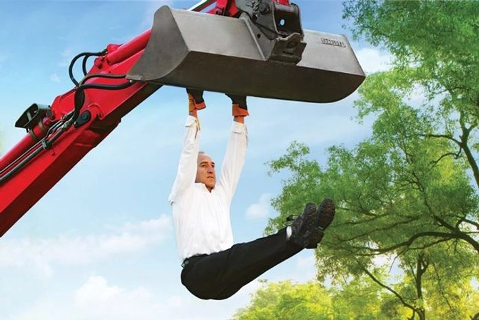 Bailarino Francês dançará com retroescavadeira na Orla Lagunar