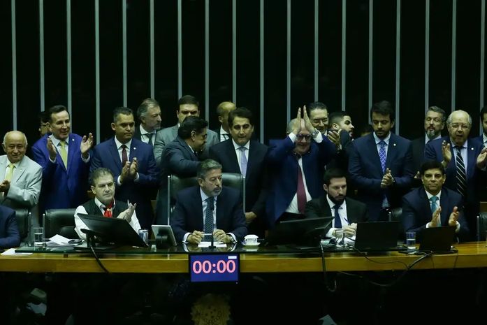 Câmara aprova texto-base da reforma tributária com trava no IVA