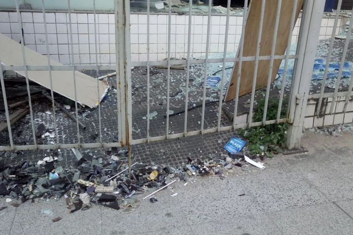 Prédio da Caixa Econômica é depredado