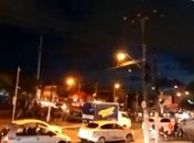 Moradores do Bom Parto fecham via em protesto por realocação de famílias de áreas afetadas por rachaduras em Maceió