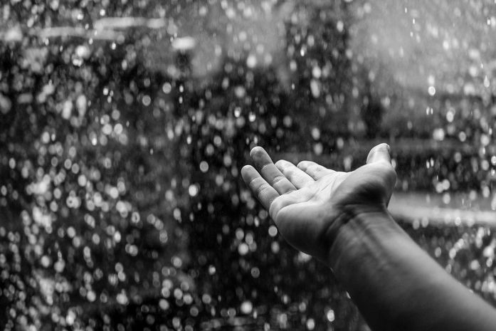 A chuva é cheia de gotas de água e ela pode trazer uma doença chamada gripe. Diz o menino, de 4 anos.
