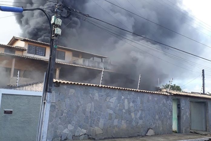 Incêndio atinge casa na parte alta de Maceió