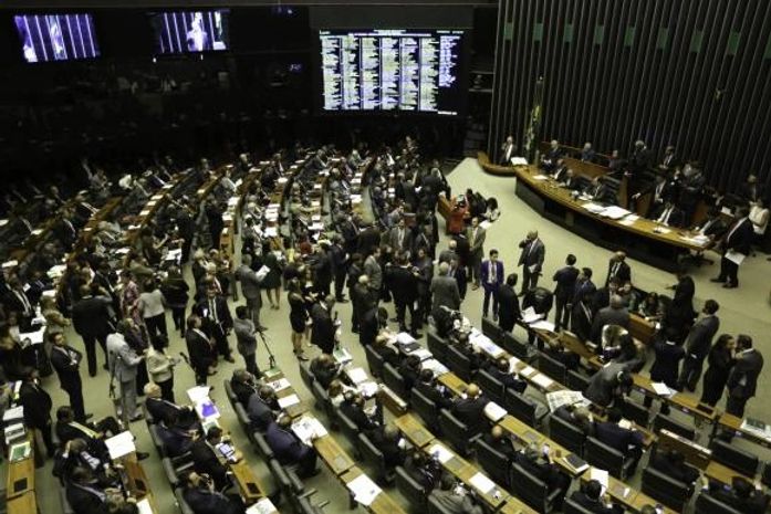 Plenário da Câmara conclui fase de discussão de PEC da reforma política e encerra sessão