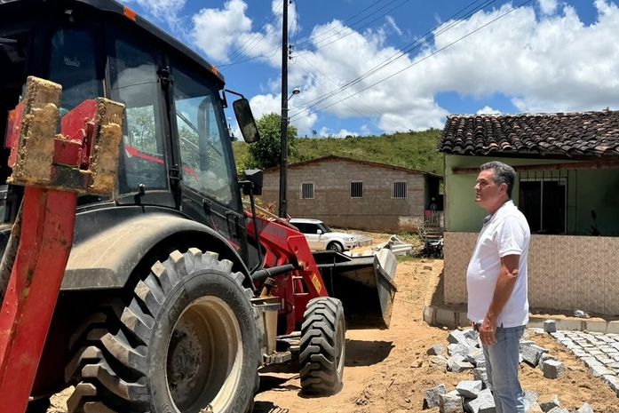 Prefeito de Branquinha acompanha avanço das obras de pavimentação no Caipe - zona rural do município