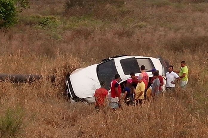 Carro capotou após colisão