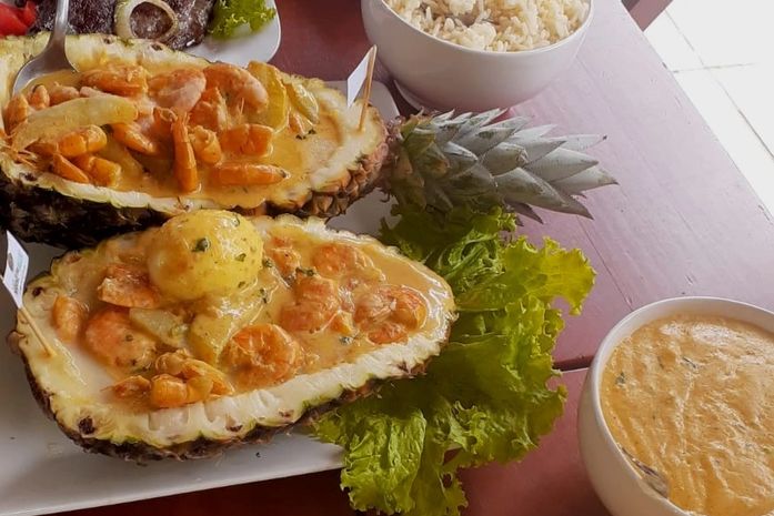 A moqueca de camarão,servida no abacaxi, lá do Mirante das Águas foi a melhor coisa que comi em Alagoas- diz a psicóloga carioca.