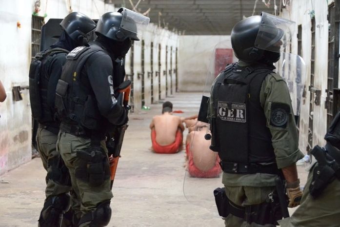 Agentes penitenciários
