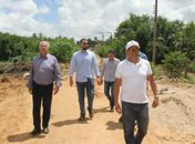 Teófilo inspeciona obras de terraplenagem no bairro Massaranduba em Arapiraca