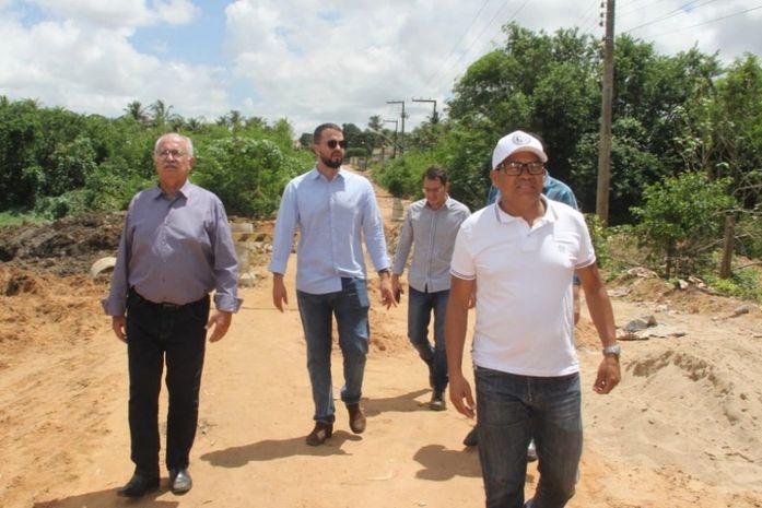 Teófilo inspeciona obras de terraplenagem no bairro Massaranduba em Arapiraca