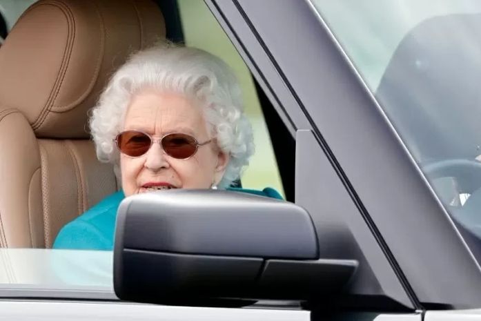 Não me sinto velha, diz rainha Elizabeth, de 95 anos, ao recusar prêmio para idosos