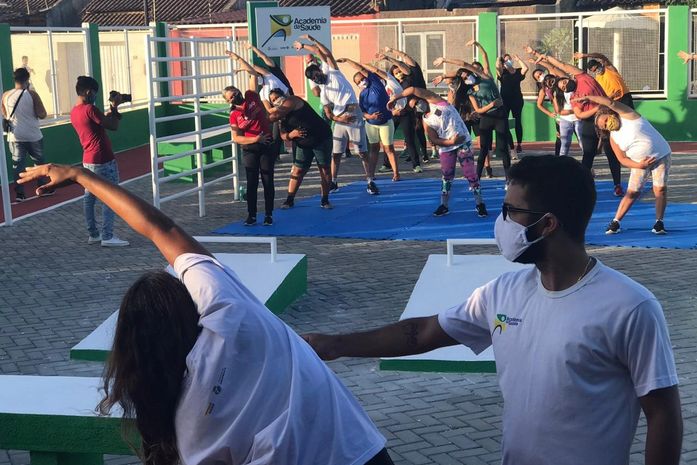 Moradores do bairro Bom Sucesso ganham moderna academia de saúde