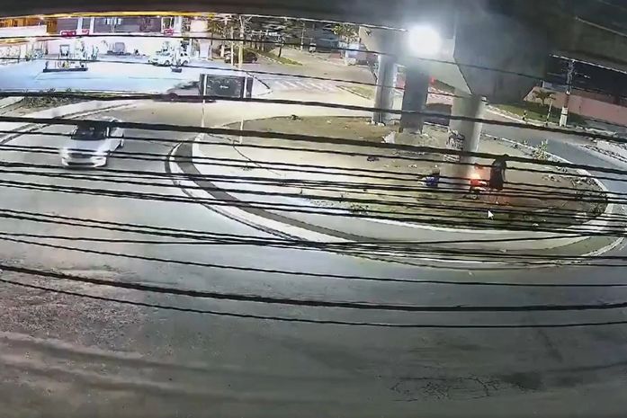 Homem incendeia pertences de pessoas em situação de rua em Maceió; câmeras registram ação