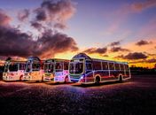 Carreata dos ônibus natalinos leva mais cor à orla