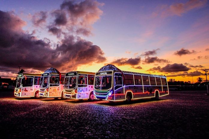 Carreata dos ônibus natalinos leva mais cor à orla