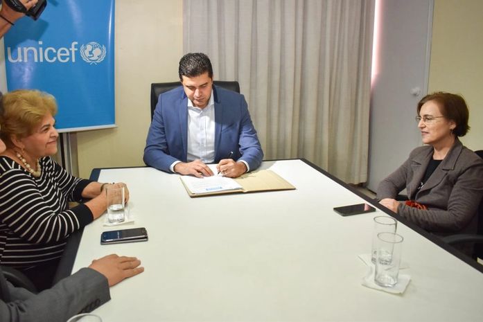 Prefeito assina Termo de adesão da plataforma Busca Ativa Escolar do Unicef.