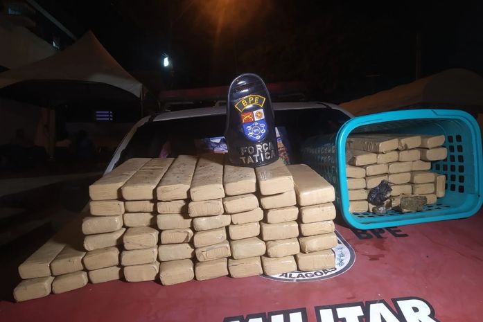 Polícia apreendeu 70 tabletes pesando 1kg de maconha cada um.