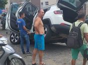 Veículo cai em cratera aberta em cruzamento do Bairro Brasília