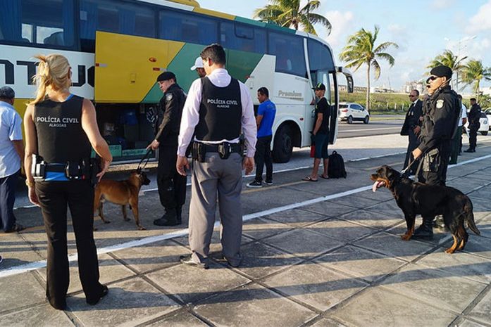 Polícia aborda e faz revista em ônibus interestaduais