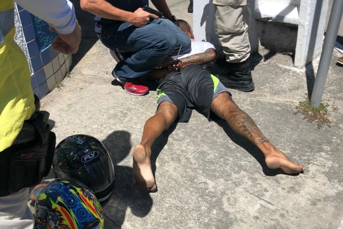Homem é preso e menor é apreendida após invadirem ônibus escolar com crianças; Veja vídeo