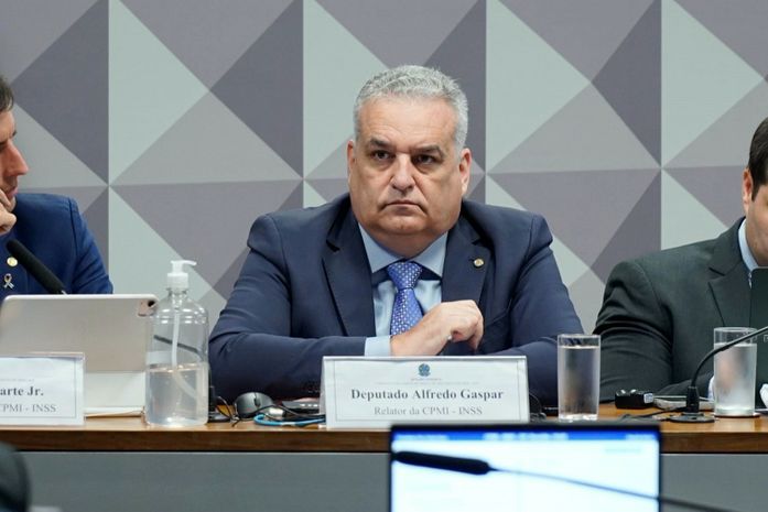 Sob relatoria de Alfredo Gaspar, CPMI do INSS avança com aprovação da quebra de sigilos de Lulinha e do Banco Master