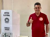 Candidato à reeleição, Neno Freitas (MDB), vota em Branquinha