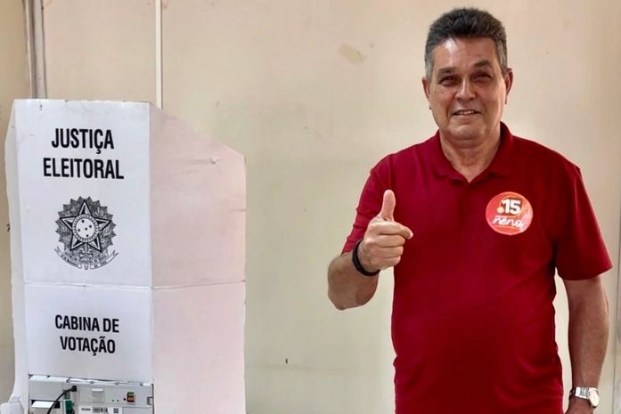 Candidato à reeleição, Neno Freitas (MDB), vota em Branquinha