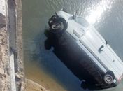 Duas pessoas são resgatadas após veículo colidir com ponte e cair em riacho próximo ao Mirante da Sereia; veja vídeo