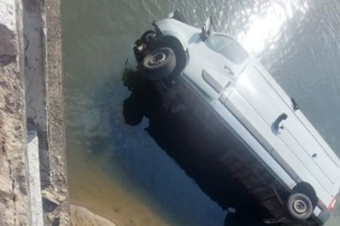 Duas pessoas são resgatadas após veículo colidir com ponte e cair em riacho próximo ao Mirante da Sereia; veja vídeo