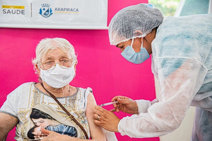Idosos de 83 e 84 anos começam a ser vacinados em Arapiraca nesta sexta (12)