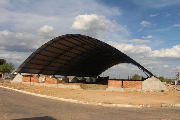 Obras de construção da quadra poliesportiva do Distrito Lagoinha seguem e espaço será inaugurado em breve