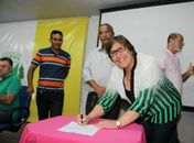 Célia assina projeto garantindo direitos a agentes de saúde