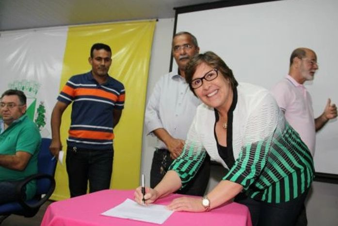 Célia assina projeto garantindo direitos a agentes de saúde