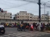 Moradores fecharam duas vias do bairro para protestar contra a falta de água em residenciais localizados no bairro.