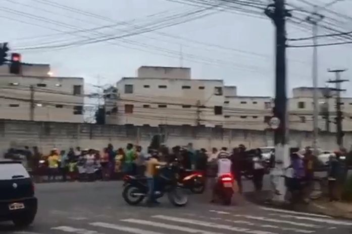 Moradores fecharam duas vias do bairro para protestar contra a falta de água em residenciais localizados no bairro.