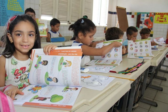 Estudantes recebem material de programa que irá prevenir a violência