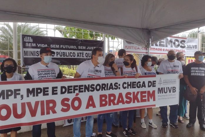 Moradores dos bairros afetados por rachaduras fazem realizam protesto