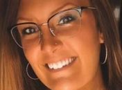 Mulher flagra namorado com outra e deita ao lado deles para dormir