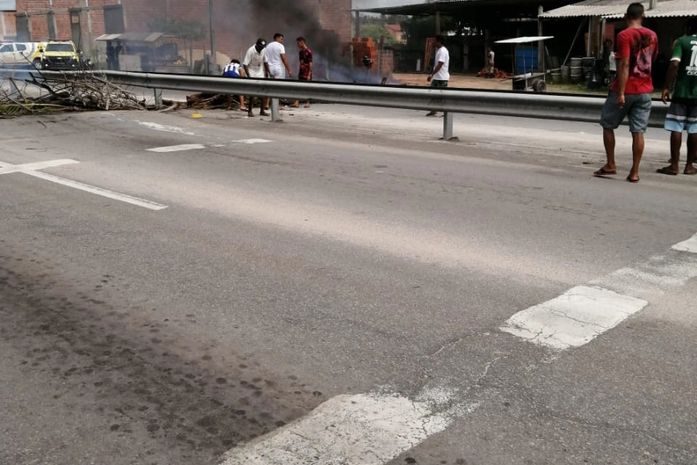 Após morte de criança na Massagueira, familiares fecham os dois sentidos da AL-101 Sul