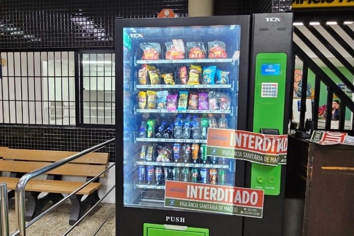 Máquina de venda automática que liberava lanches vencidos é interditada em Universidade de Maceió