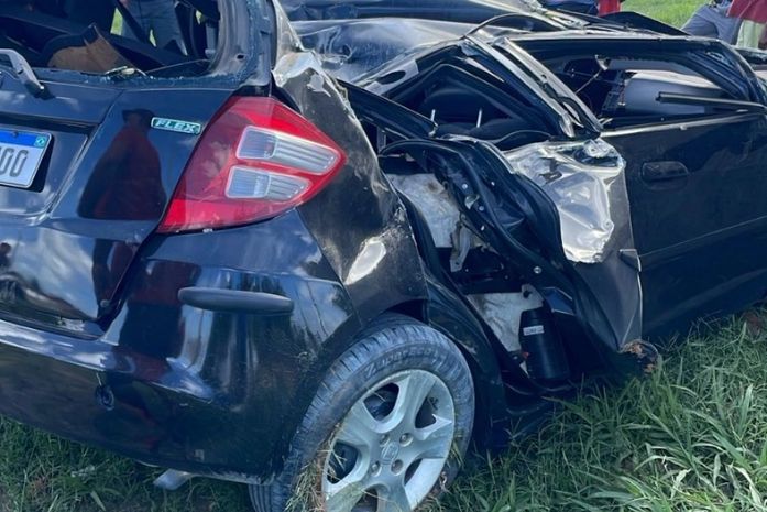 Carro de passeio capota e deixa uma pessoa morta, em Rio Largo