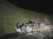 Motorista morre após carreta capotar na BR-416, em Colônia Leopoldina