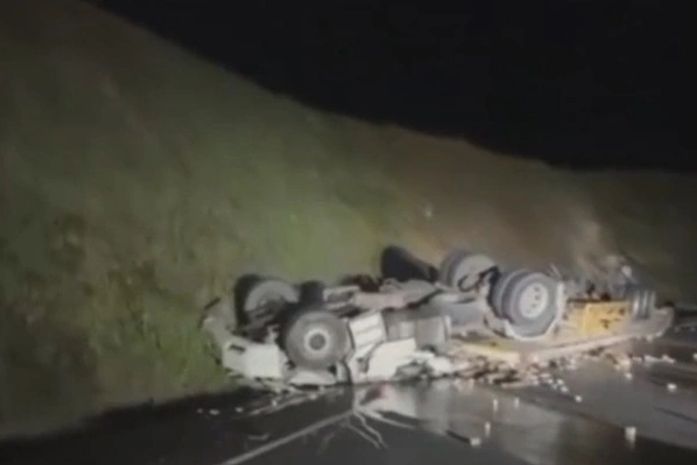 Motorista morre após carreta capotar na BR-416, em Colônia Leopoldina