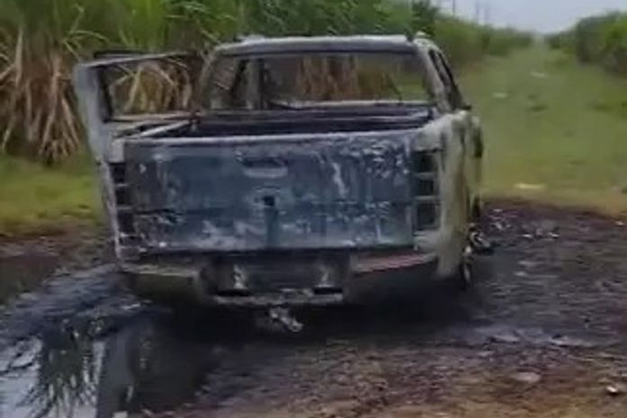 Polícia investiga caso de corpo encontrado carbonizado em caminhonete incendiada