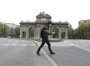 Espanha registra mais de 200 novas mortes diárias por covid-19