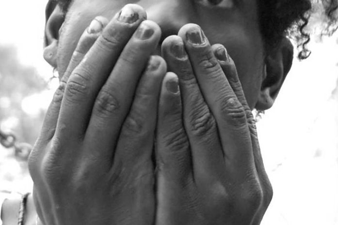 Ela vive na solidão das ruas faz muito tempo. É uma mulher preta,trans e com déficit mental.