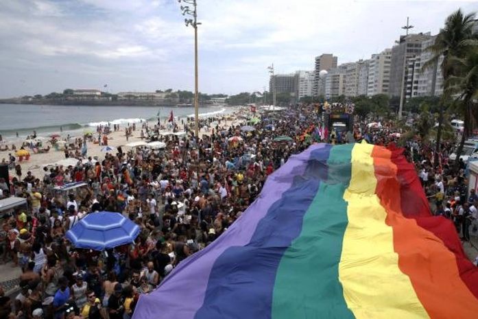 Parada do Orgulho LGBT leva milhares à orla de Copacabana