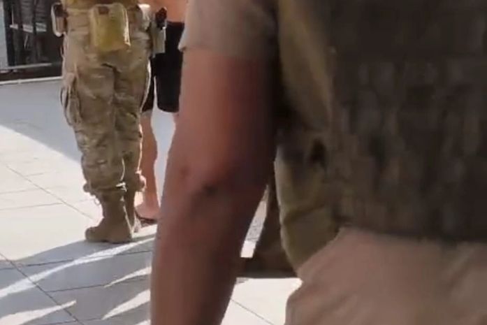 Suspeito de mandar matar mulher integrante de facção rival é preso em operação conjunta